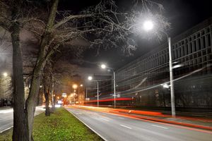 Консольні світильники для освітлення міста фото